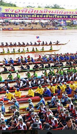 งานประเพณีแข่งเรือวัดท่าหลวง